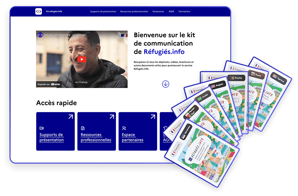 Capture d'écran du kit de communication de Réfugiés.info. L'interface affiche un site web avec une vidéo de présentation, un message d'accueil expliquant l'objectif du kit et une section d'accès rapide contenant des boutons vers différentes ressources. À droite, une série de flyers multilingues est disposée en éventail, représentant les supports physiques disponibles pour informer sur le projet.